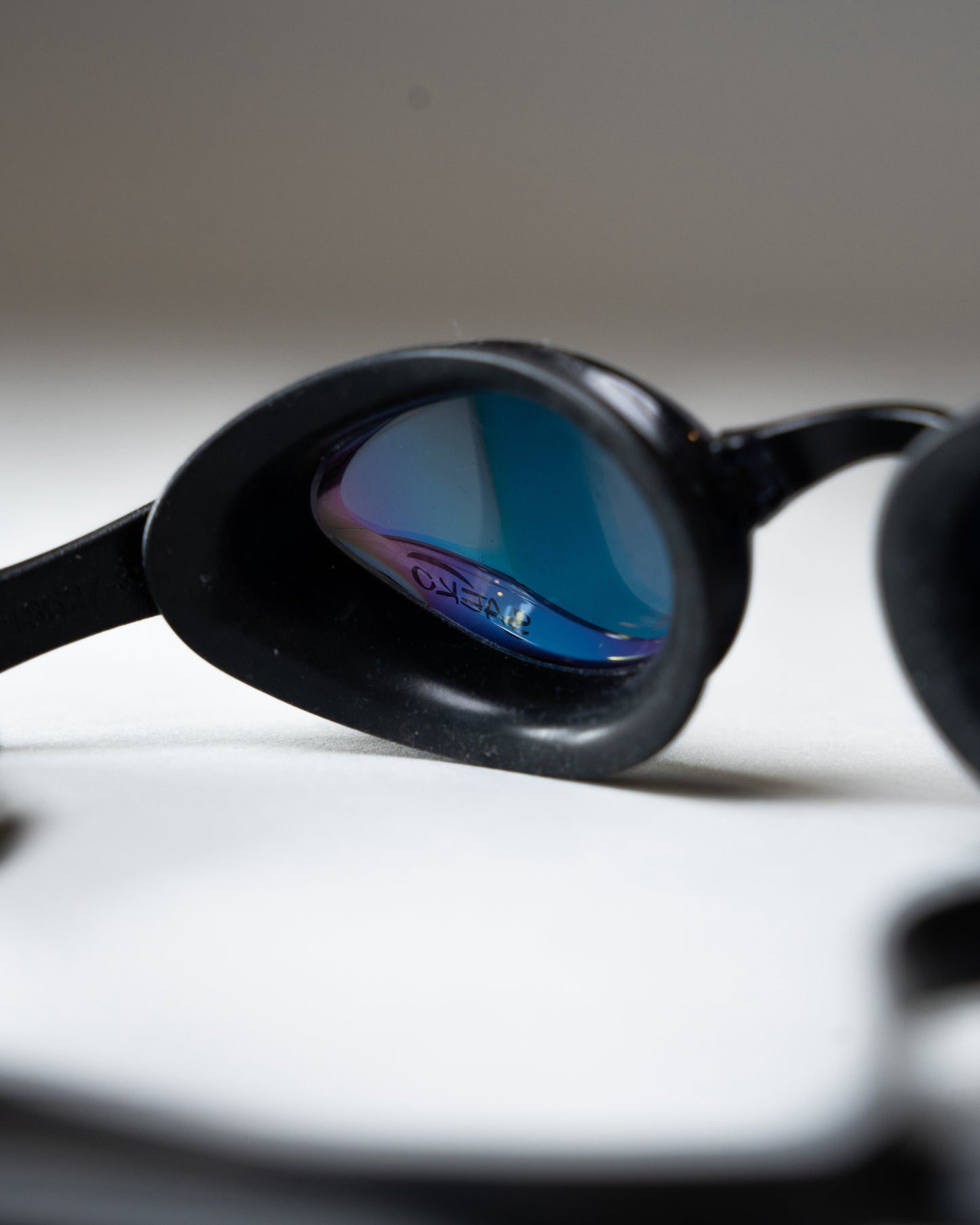 Saeko Jet Rainbow Mirror Black