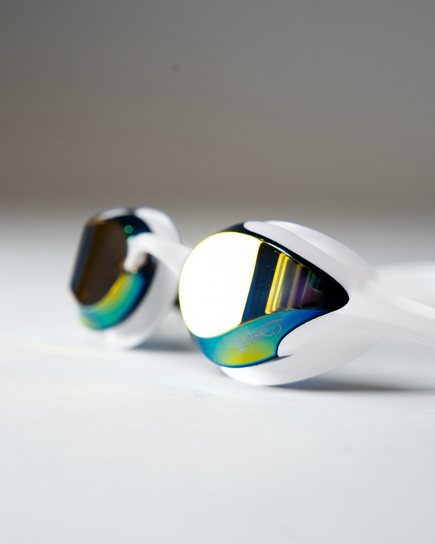 Saeko Jet Rainbow Mirror White